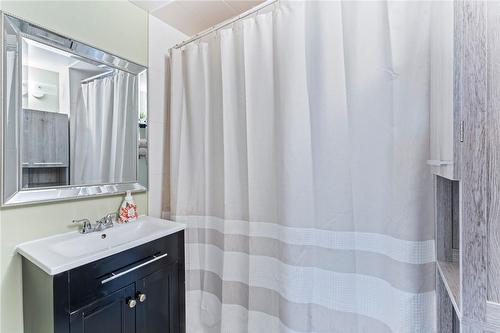 56 Keith Street, Hamilton, ON - Indoor Photo Showing Bathroom