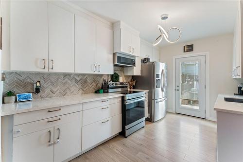 56 Keith Street, Hamilton, ON - Indoor Photo Showing Kitchen With Upgraded Kitchen