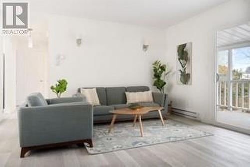 2009/2011 Richter Street, Kelowna, BC - Indoor Photo Showing Living Room