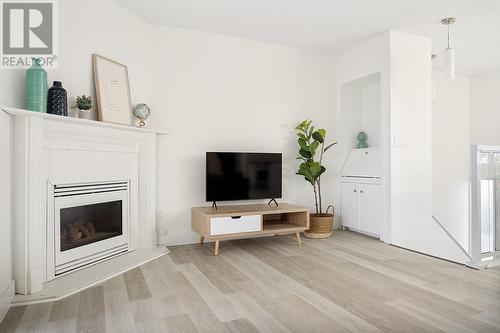 2009/2011 Richter Street, Kelowna, BC - Indoor Photo Showing Living Room With Fireplace