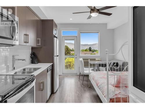 925 Leon Avenue Unit# 628, Kelowna, BC - Indoor Photo Showing Kitchen With Double Sink