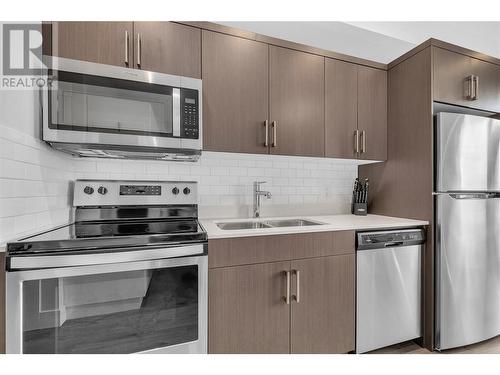 925 Leon Avenue Unit# 628, Kelowna, BC - Indoor Photo Showing Kitchen With Stainless Steel Kitchen With Double Sink