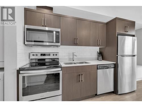 925 Leon Avenue Unit# 628, Kelowna, BC - Indoor Photo Showing Kitchen With Stainless Steel Kitchen With Double Sink