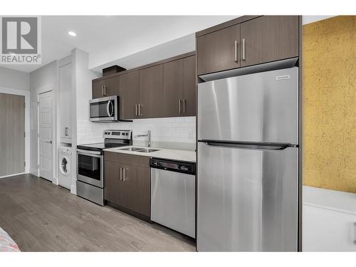 925 Leon Avenue Unit# 628, Kelowna, BC - Indoor Photo Showing Kitchen With Stainless Steel Kitchen With Double Sink