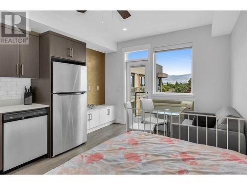 925 Leon Avenue Unit# 628, Kelowna, BC - Indoor Photo Showing Kitchen With Stainless Steel Kitchen