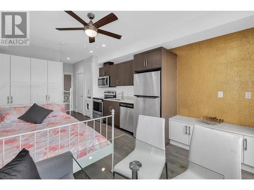 925 Leon Avenue Unit# 628, Kelowna, BC - Indoor Photo Showing Kitchen With Stainless Steel Kitchen