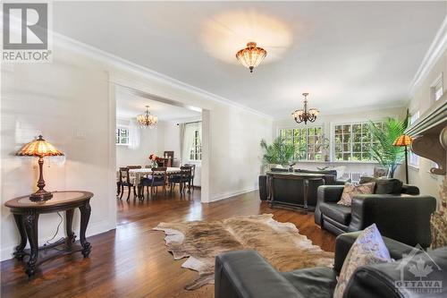 450 Laurier Avenue E, Ottawa, ON - Indoor Photo Showing Living Room