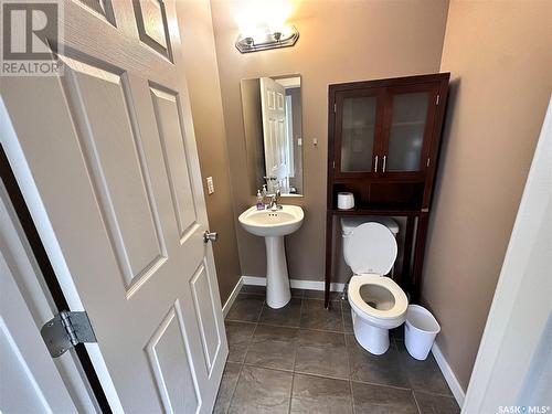 527 Alexandra Street, Weyburn, SK - Indoor Photo Showing Bathroom