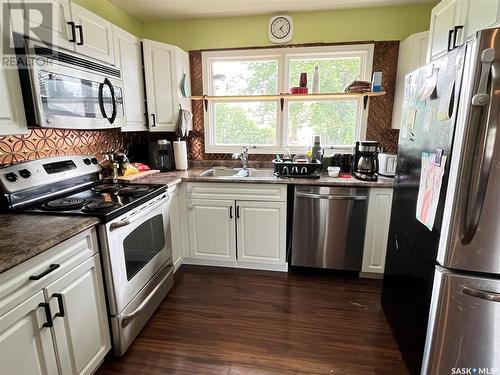 113 Claustre Avenue, Maple Creek, SK - Indoor Photo Showing Kitchen With Double Sink