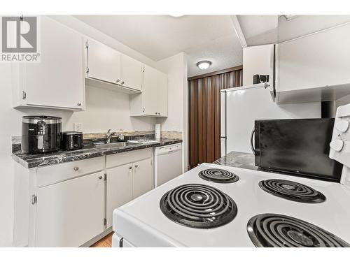 445 All Star Court Unit# 306, Kelowna, BC - Indoor Photo Showing Kitchen