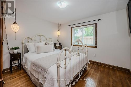 1246 Homewood Drive, Burlington, ON - Indoor Photo Showing Bedroom