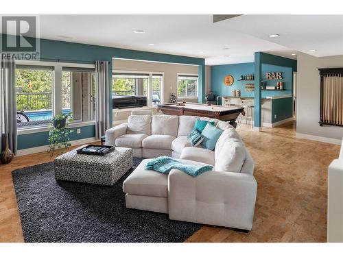 1029 Long Ridge Drive, Kelowna, BC - Indoor Photo Showing Living Room