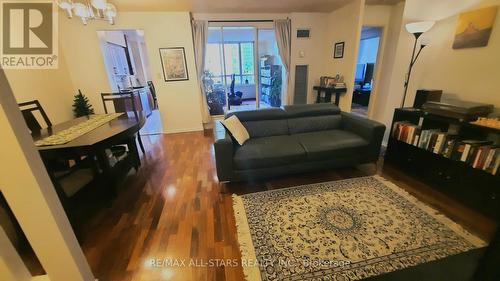 503 - 633 Bay Street, Toronto, ON - Indoor Photo Showing Living Room