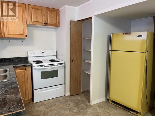 845 106 Avenue, Dawson Creek, BC - Indoor Photo Showing Kitchen With Double Sink