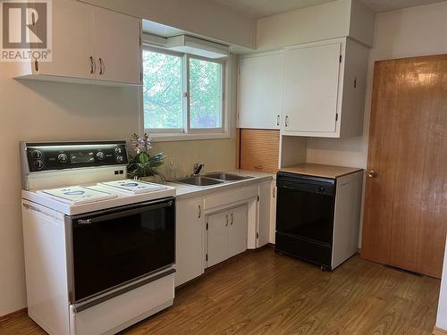 845 106 Avenue, Dawson Creek, BC - Indoor Photo Showing Kitchen With Double Sink