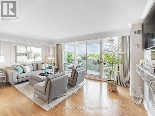 1213 - 260 Scarlett Road, Toronto, ON - Indoor Photo Showing Living Room