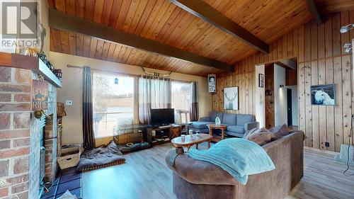 5475 Scuffi Road, 100 Mile House, BC - Indoor Photo Showing Living Room