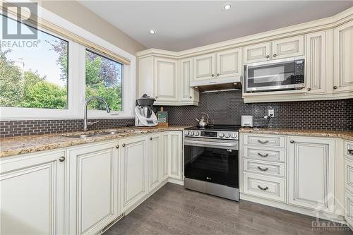 1635 Blohm Drive, Ottawa, ON - Indoor Photo Showing Kitchen With Upgraded Kitchen