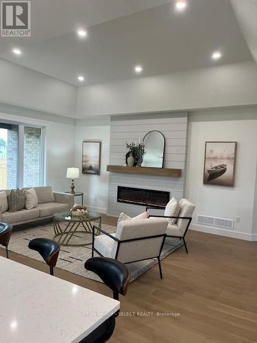 148 Foxborough Place, Thames Centre (Thorndale), ON - Indoor Photo Showing Living Room