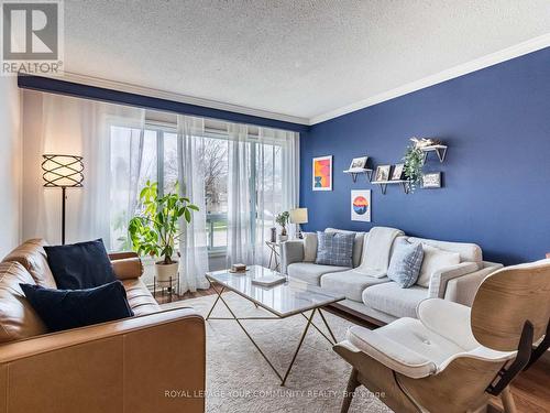 2686 Council Ring Road, Mississauga, ON - Indoor Photo Showing Living Room