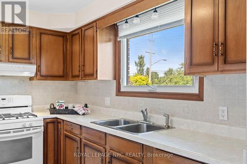 58 Wiltshire Boulevard, Welland, ON - Indoor Photo Showing Kitchen With Double Sink