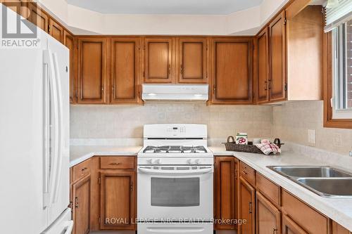 58 Wiltshire Boulevard, Welland, ON - Indoor Photo Showing Kitchen With Double Sink