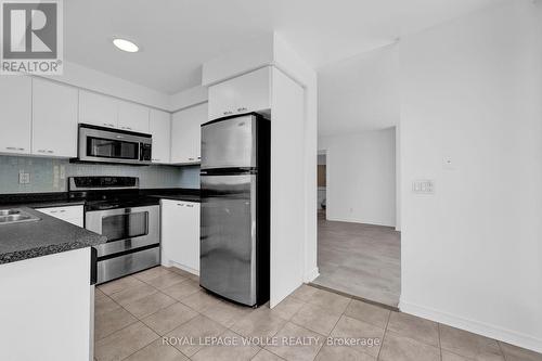 714 - 350 Red Maple Road, Richmond Hill (Langstaff), ON - Indoor Photo Showing Kitchen With Double Sink