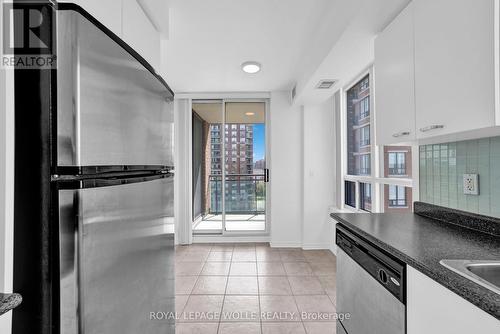 714 - 350 Red Maple Road, Richmond Hill (Langstaff), ON - Indoor Photo Showing Kitchen