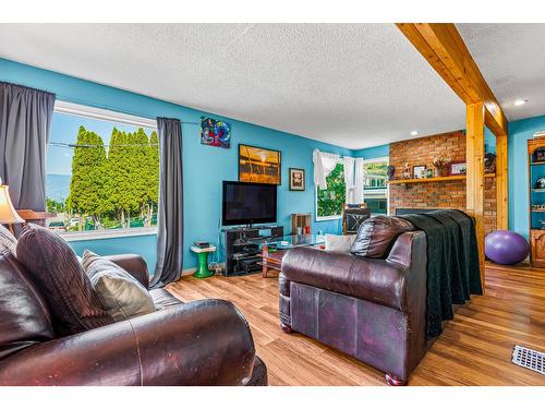 216 24Th Avenue S, Creston, BC - Indoor Photo Showing Living Room