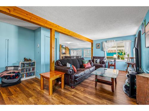 216 24Th Avenue S, Creston, BC - Indoor Photo Showing Living Room