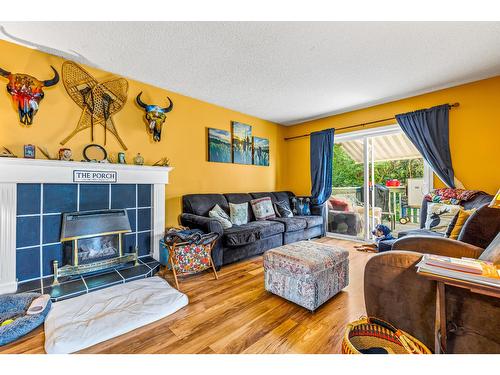 216 24Th Avenue S, Creston, BC - Indoor Photo Showing Living Room