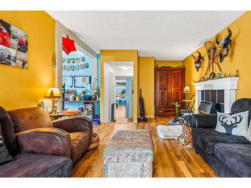 216 24Th Avenue S, Creston, BC - Indoor Photo Showing Living Room With Fireplace