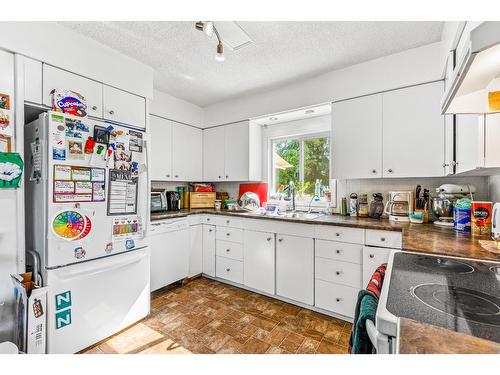 216 24Th Avenue S, Creston, BC - Indoor Photo Showing Kitchen