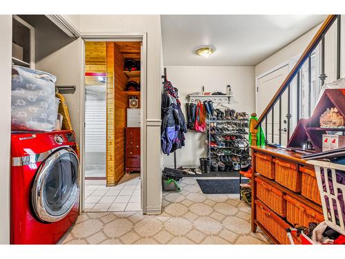 216 24Th Avenue S, Creston, BC - Indoor Photo Showing Laundry Room