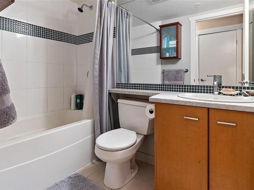 1103-751 Fairfield Rd, Victoria, BC - Indoor Photo Showing Bathroom
