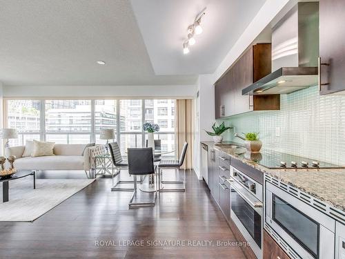 819-352 Front St W, Toronto, ON - Indoor Photo Showing Kitchen With Upgraded Kitchen