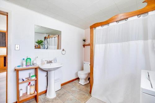 741 5Th Avenue, Fernie, BC - Indoor Photo Showing Bathroom