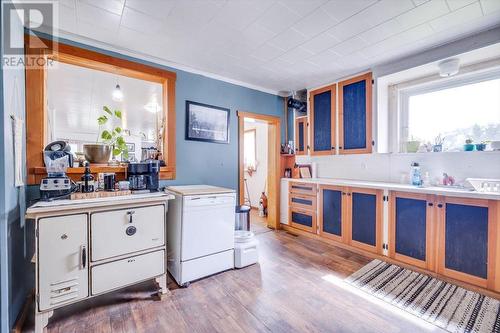 741 5Th Avenue, Fernie, BC - Indoor Photo Showing Laundry Room