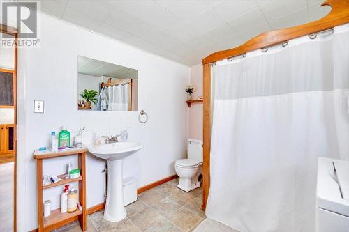 741 5Th Avenue, Fernie, BC - Indoor Photo Showing Bathroom