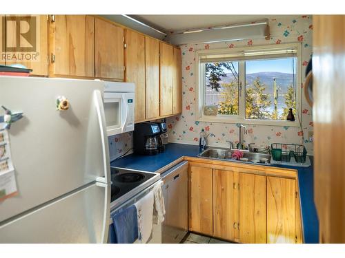 8990 Eastside Road, Vernon, BC - Indoor Photo Showing Kitchen