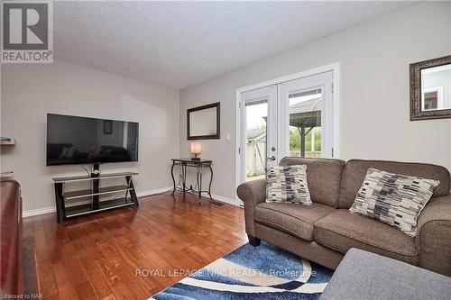 6608 Harmony Avenue, Niagara Falls, ON - Indoor Photo Showing Living Room