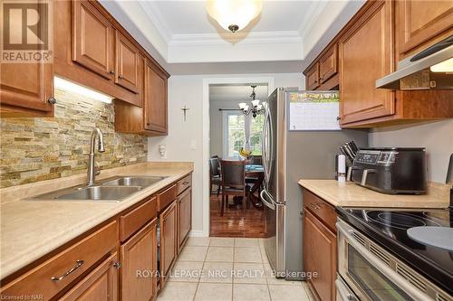 6608 Harmony Avenue, Niagara Falls, ON - Indoor Photo Showing Kitchen With Double Sink