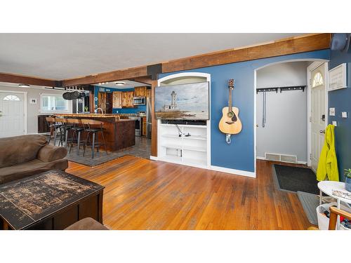 1407 Birch Street, Creston, BC - Indoor Photo Showing Living Room