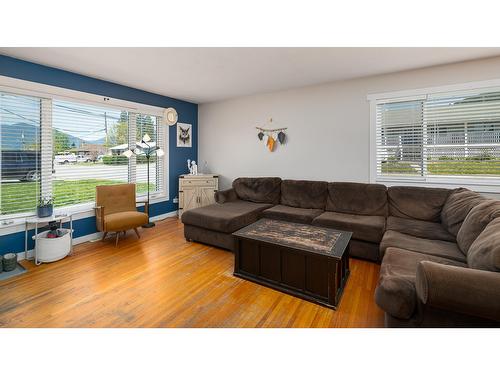 1407 Birch Street, Creston, BC - Indoor Photo Showing Living Room