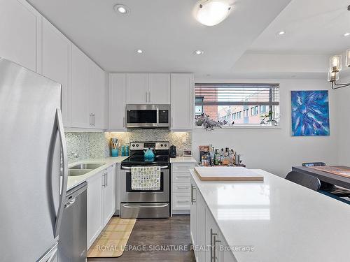 63-60 Winston Park Blvd, Toronto, ON - Indoor Photo Showing Kitchen With Double Sink With Upgraded Kitchen