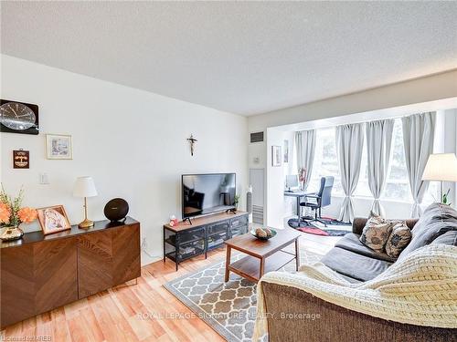 209-135 Hillcrest Ave, Mississauga, ON - Indoor Photo Showing Living Room
