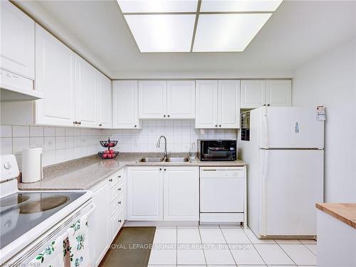 209-135 Hillcrest Ave, Mississauga, ON - Indoor Photo Showing Kitchen With Double Sink