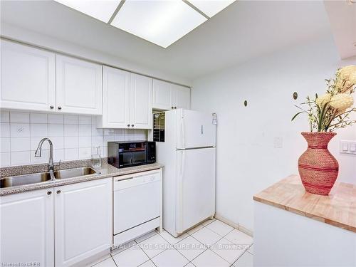 209-135 Hillcrest Ave, Mississauga, ON - Indoor Photo Showing Kitchen With Double Sink