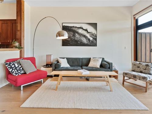 202-515 Marine Dr, Ucluelet, BC - Indoor Photo Showing Living Room