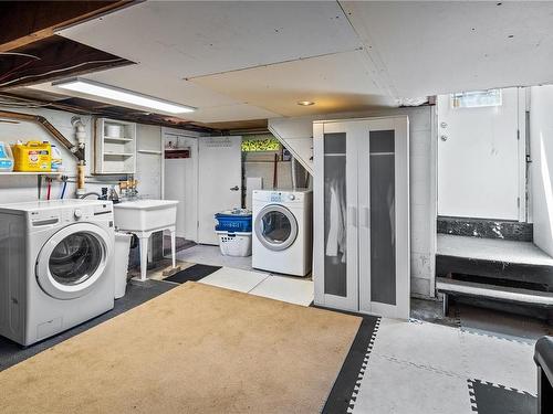 223 Hampton Rd, Saanich, BC - Indoor Photo Showing Laundry Room